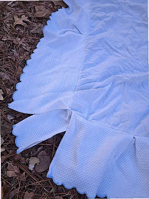 Pottery Barn Kids Quilted Scalloped Crib Bed Skirt White Blue Trim Thick Cotton